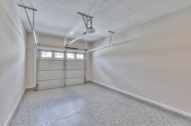 Building Photo - HALF OFF MOVE IN SPECIAL....BRAND NEW Luxury Townhome in Tullahoma!!