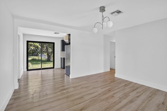 Building Photo - 4329 SW 49th Ct