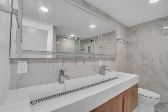 Building Photo - 1055 River Rd