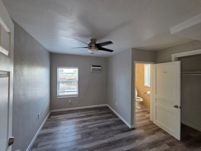 Building Photo - Phoenix 3 Bed/3 Bath in Coronado!