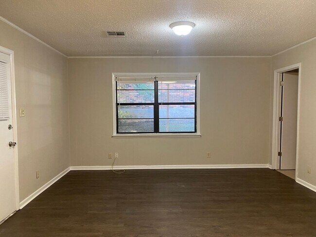 Building Photo - Dreamy 3 bedroom !