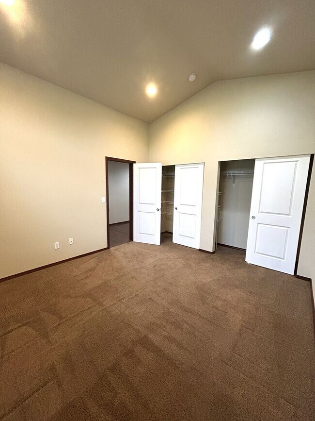 Building Photo - Spacious 4 bedroom 2.5 bath in Arlington with RV Parking