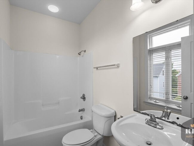 Building Photo - 3 Story Townhome, New Wood Floors, Great W...