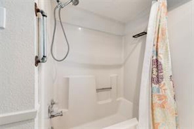 Building Photo - Charming Rowlett Retreat: Updated and Move in Ready