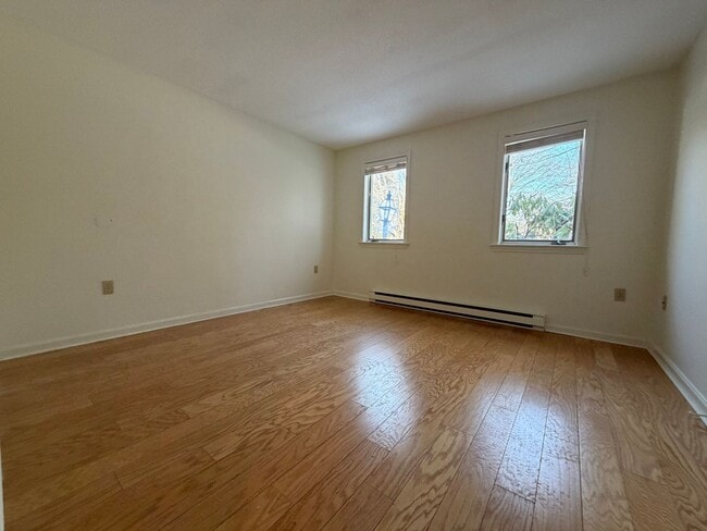 Building Photo - 9-11 Oakview Dr