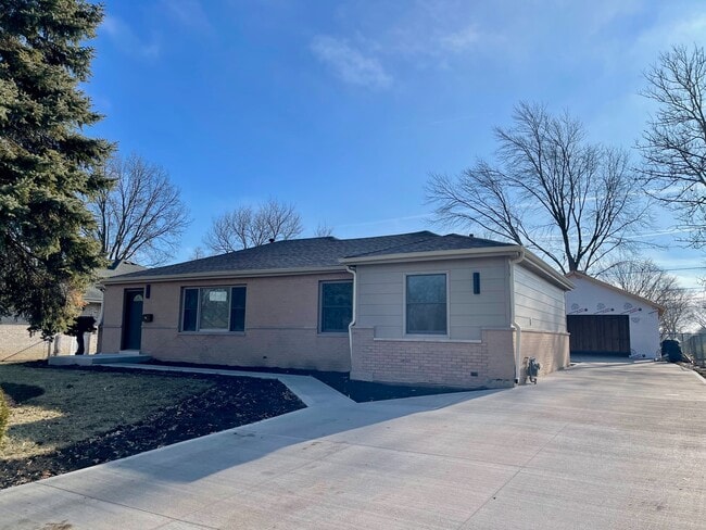 Building Photo - 15 Bradley Ln