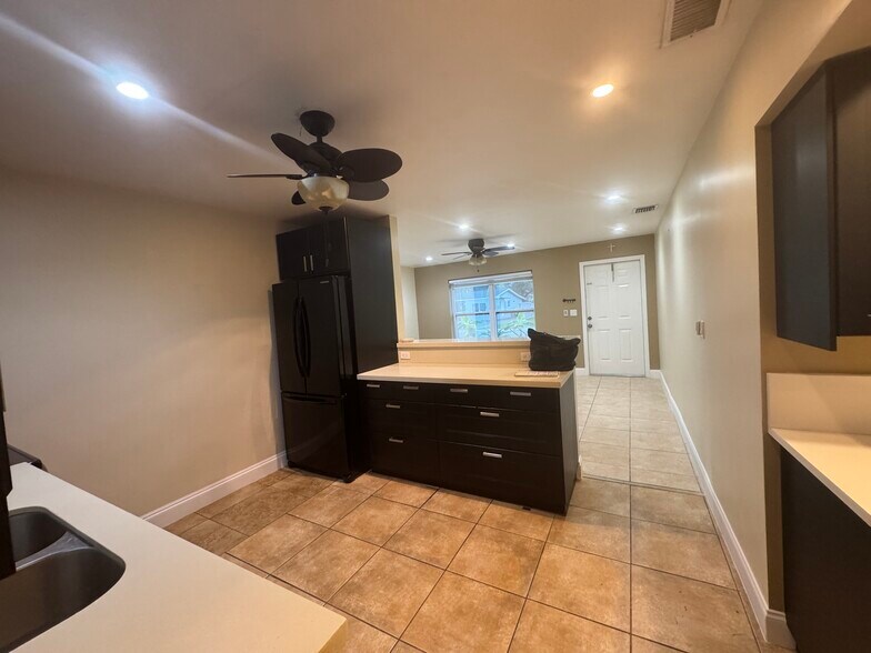 Building Photo - 401 SW 10th Ter