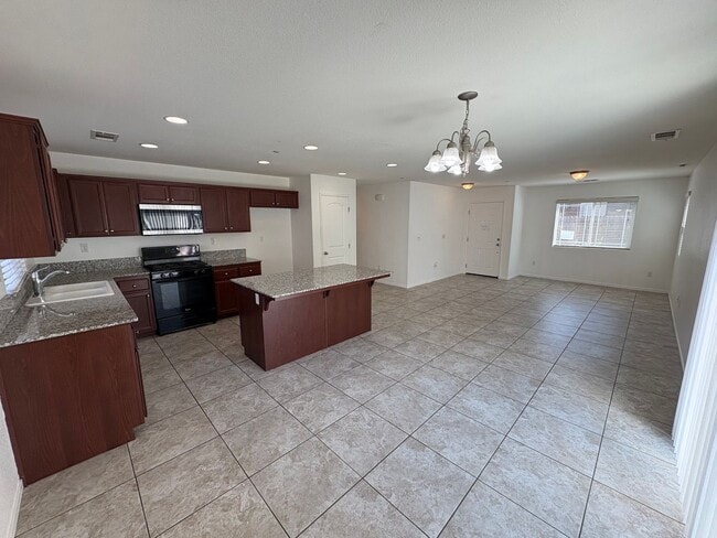 Building Photo - Tulare home move-in ready!