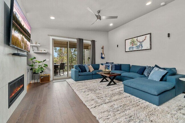 Building Photo - Home on the River in NW Bend
