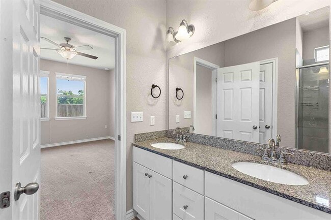Building Photo - 11724 Saddle Rock Dr