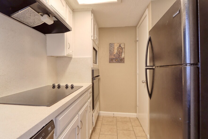 Building Photo - 711 Harbour Town Dr