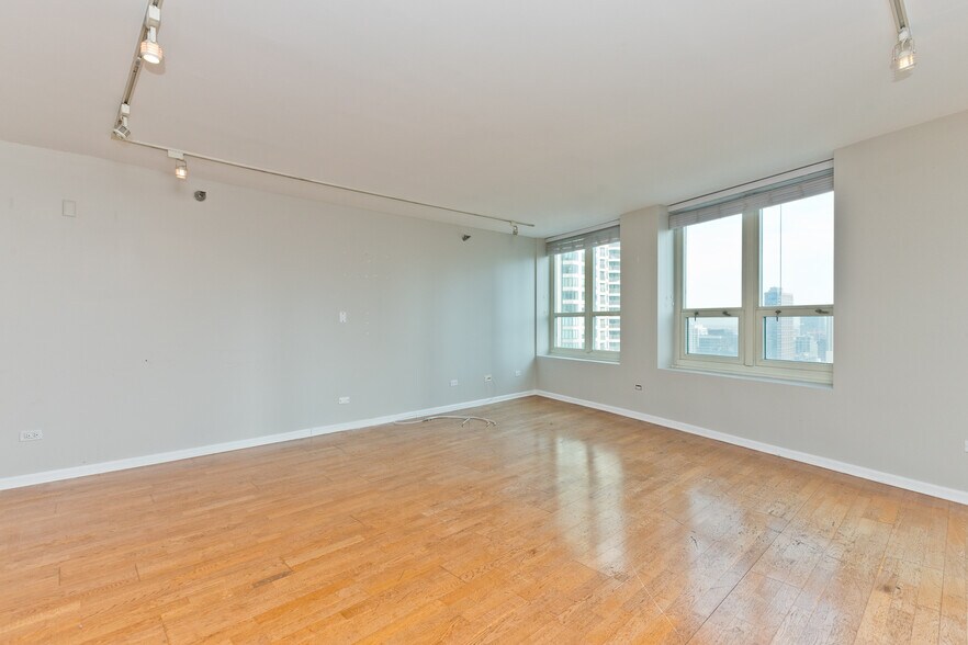 Building Photo - 345 N La Salle Dr