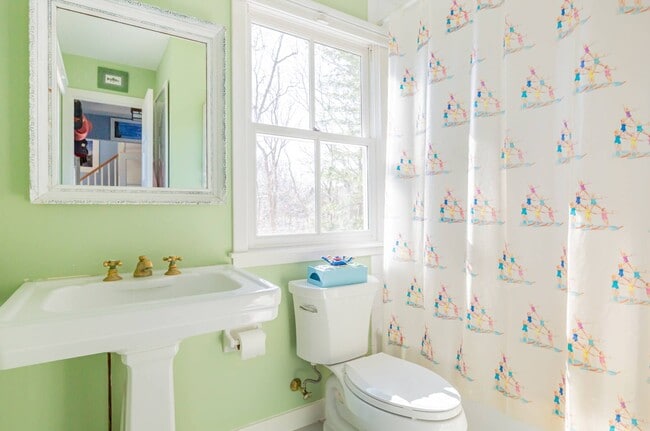 Building Photo - 1137 Springs Fireplace Rd