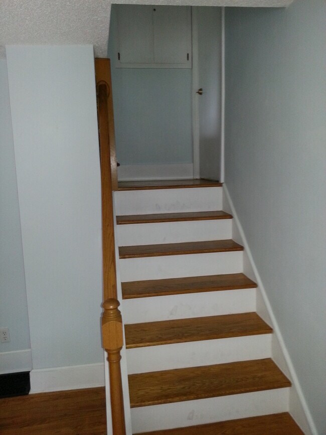 Building Photo - 2 bedroom house on large corner lot in Man...