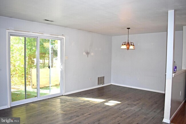 Building Photo - 27 Pin Oak Ln