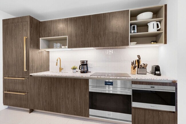 Building Photo - 601 NE 1st Ave