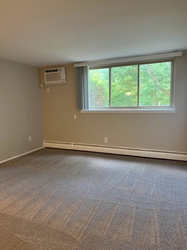 Building Photo - Charming, 2 bedroom/1 bath near Downtown Rochester!