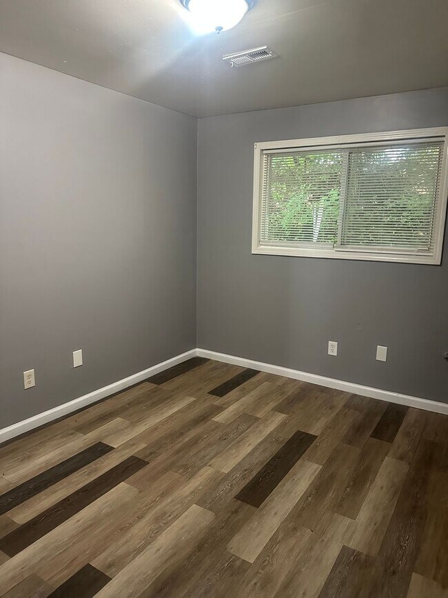 Building Photo - 1585 Leonaire Ct