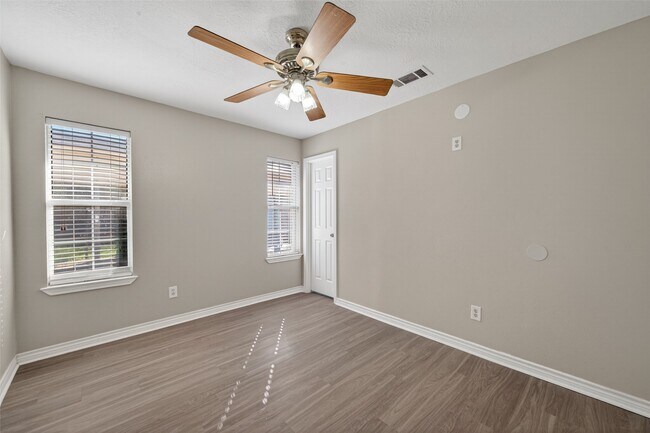 Building Photo - 210 N Shirley Ln