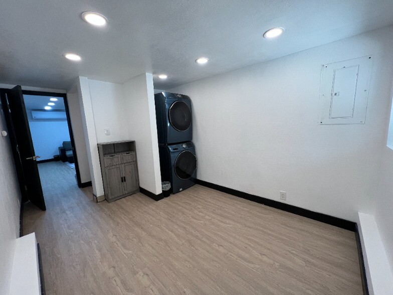 Building Photo - 1960 Willow Dr