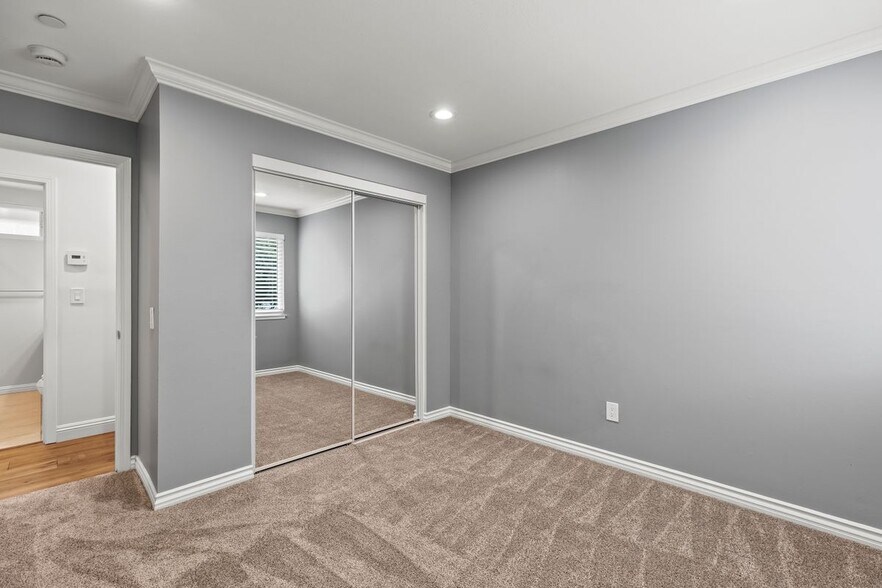 Building Photo - 1096 Canyon View Dr