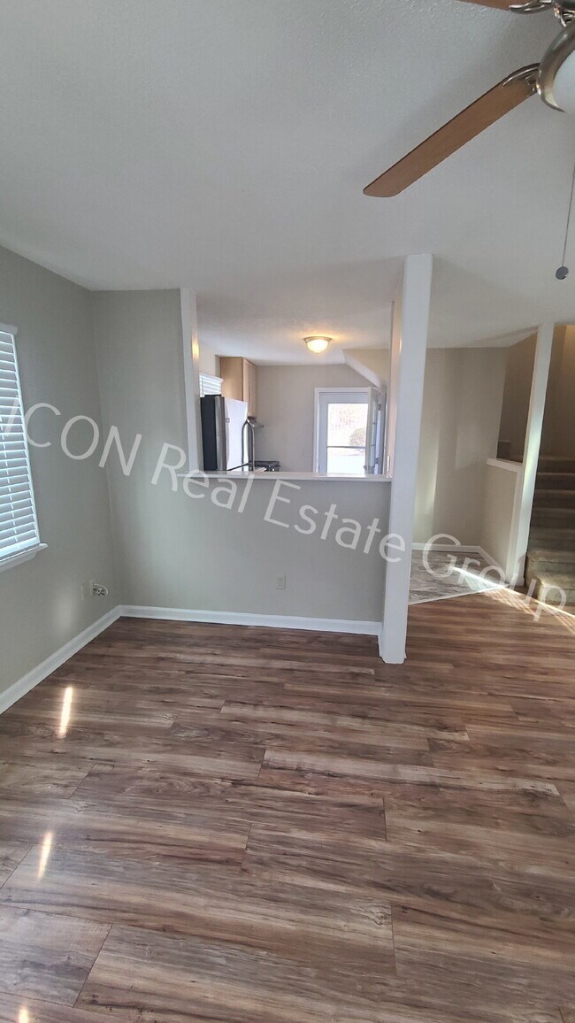 Building Photo - 1/1 townhome in the county-