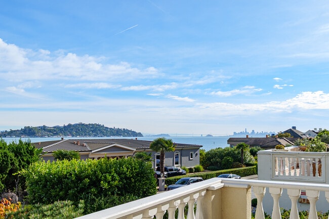 Building Photo - 17 Heron Dr