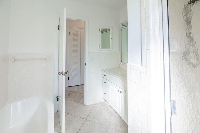 Building Photo - 527 W Jasmine Dr