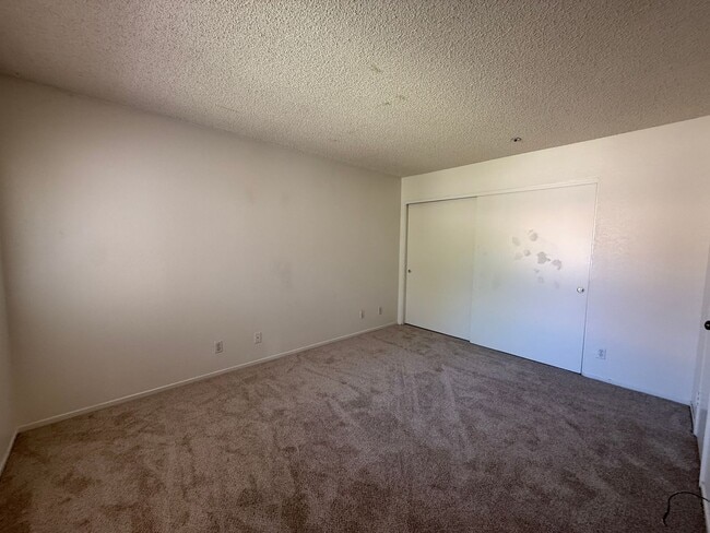 Building Photo - Centrally Located Las Palmas Upstairs Cond...