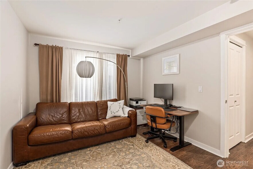 Building Photo - 622 6th Ave W