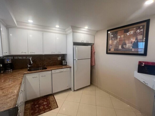 Building Photo - 2017 S Ocean Dr