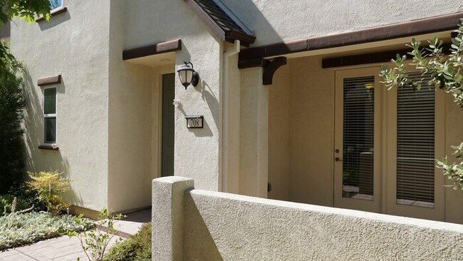 Building Photo - Beautiful 3 Bed, 2.5 Bath in Desirable Dia...