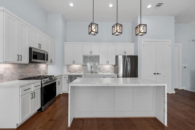 Building Photo - 804 Woodcrest Dr