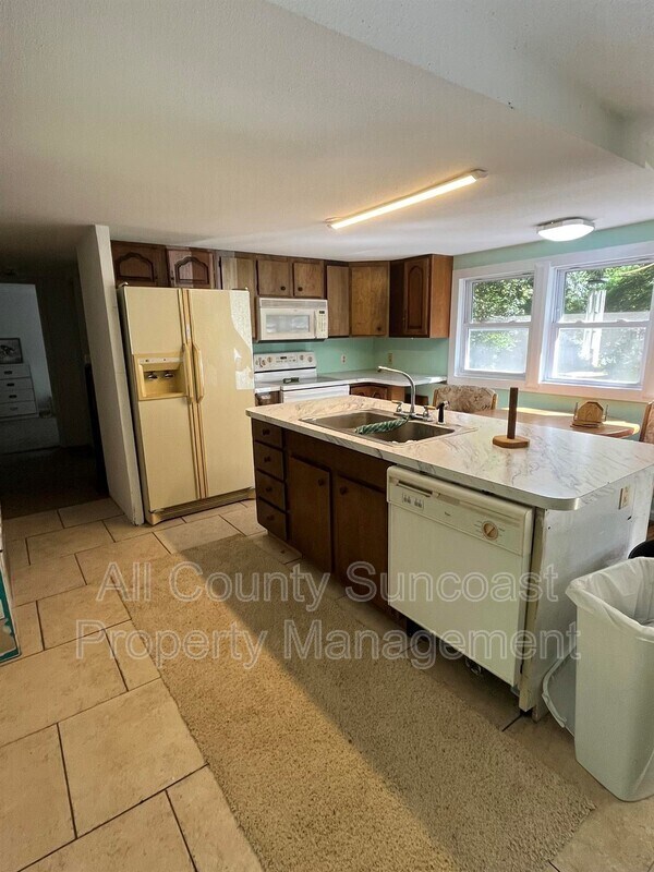Building Photo - 234 N Forest Ct
