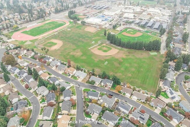 Building Photo - Home for Rent 8735 N. Cedar Ave Unit 151, Fresno, CA 93720 3 Bedroom/2.5 Bath Condo in Fresno (Sh...