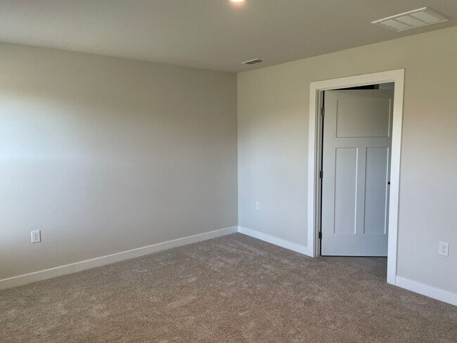 Building Photo - 3 Bedroom 2 Bath Home in Middle Creek Vill...