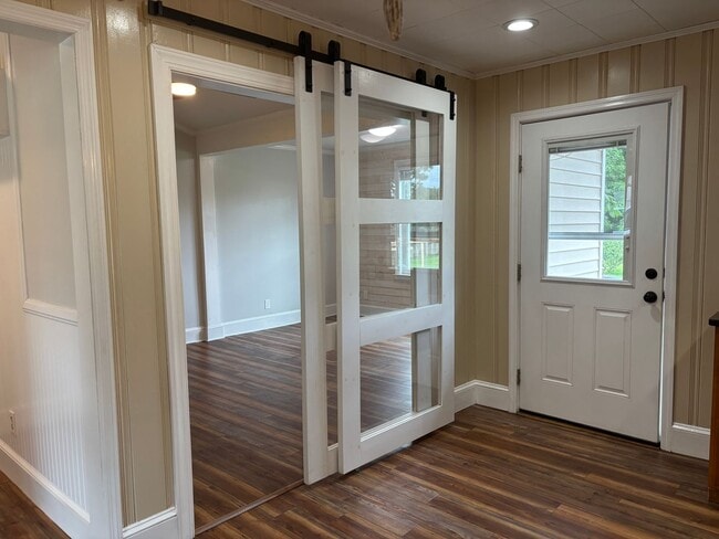 Building Photo - Updated 2 bedroom with Bonus room home in ...
