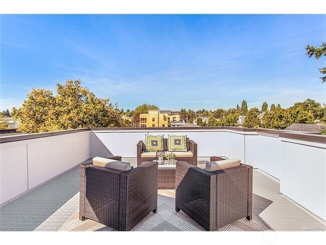 Building Photo - Newer Ballard 3 Bedroom Townhome - Attache...