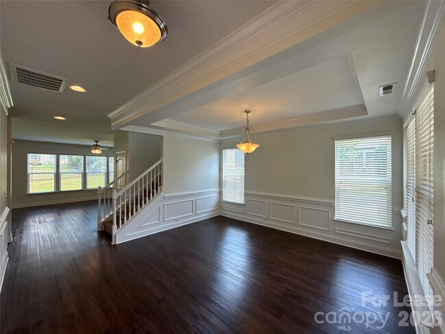 Building Photo - 1019 Dunhill Ln