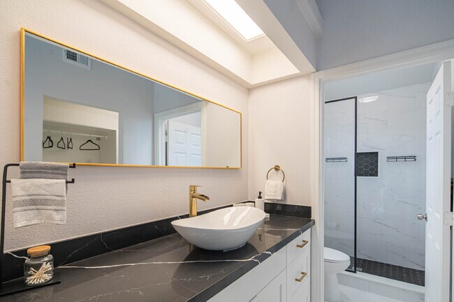 Building Photo - 10615 N 63rd Dr