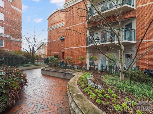 Building Photo - 401 N Church St