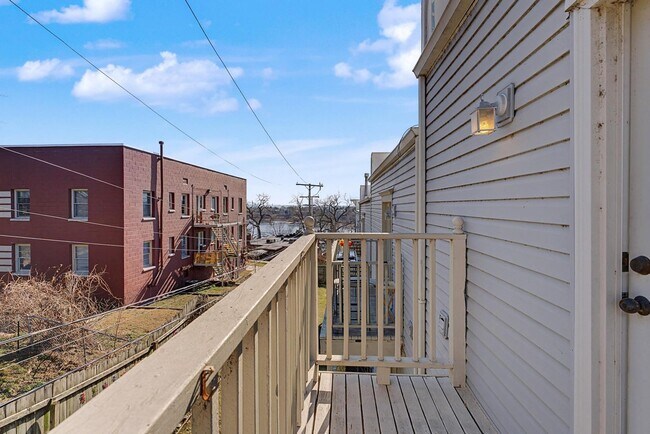 Building Photo - 2 Bed | 2 Bath Condo on Crybaby Hill