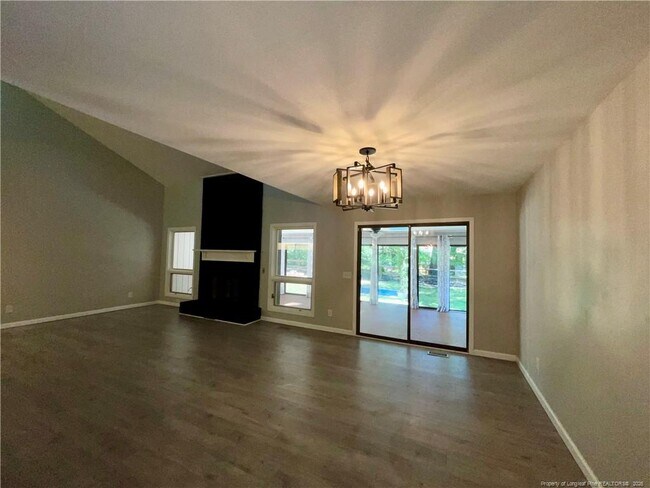 Building Photo - 1710 Chateau Cir