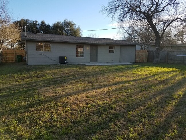 Building Photo - 5227 Vlg Gln Dr