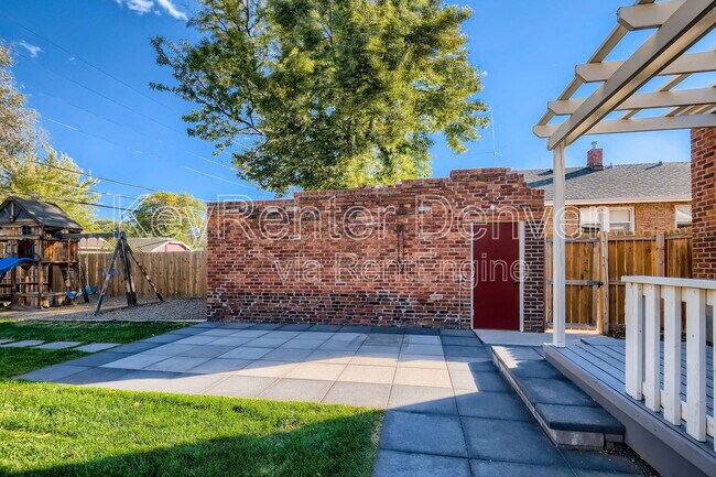 Building Photo - 1418 Roslyn St