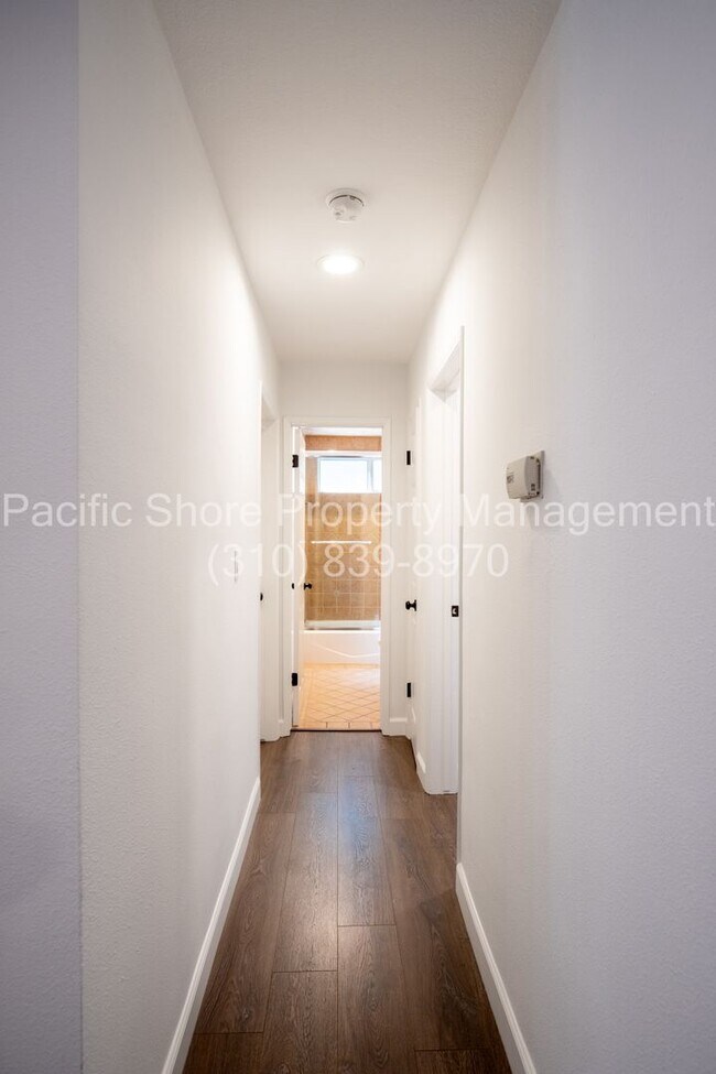 Building Photo - Updated 3-Bedroom First-Floor Condo in Prime Santa Monica Location