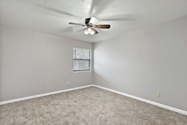 Building Photo - 2 bed, 1 bath townhome at the center of College Station