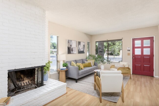 Building Photo - 2 bed 1 bath home w/ garage and yard, biking distance to UC Davis campus and downtown