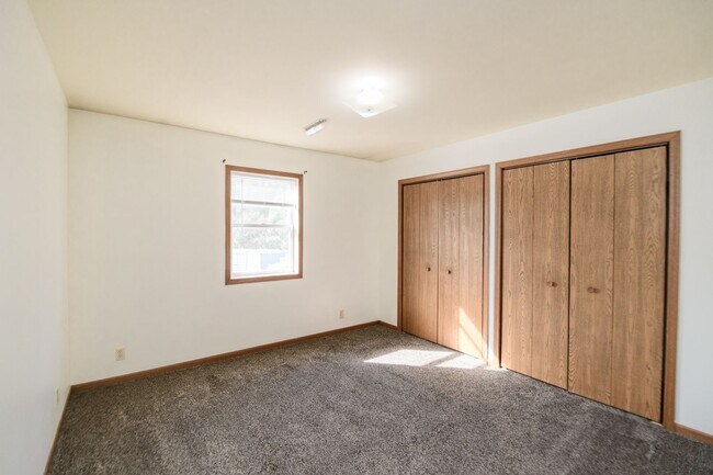 Building Photo - 2 bedroom / 2 bathroom Townhouse for rent ...