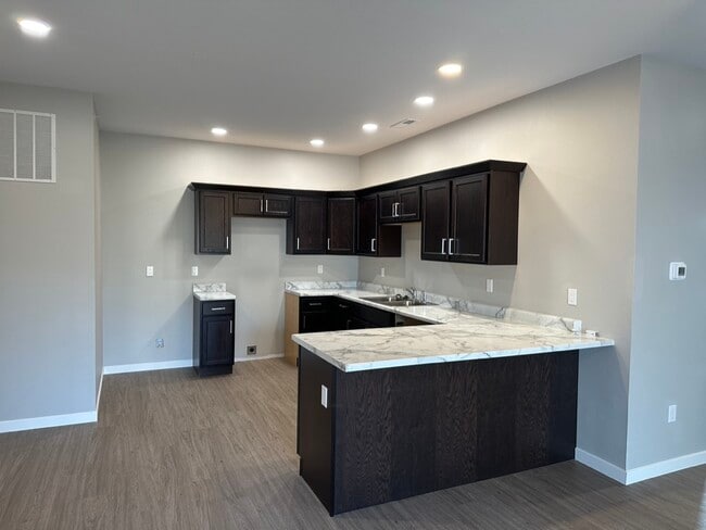 Building Photo - 605 E 1st St